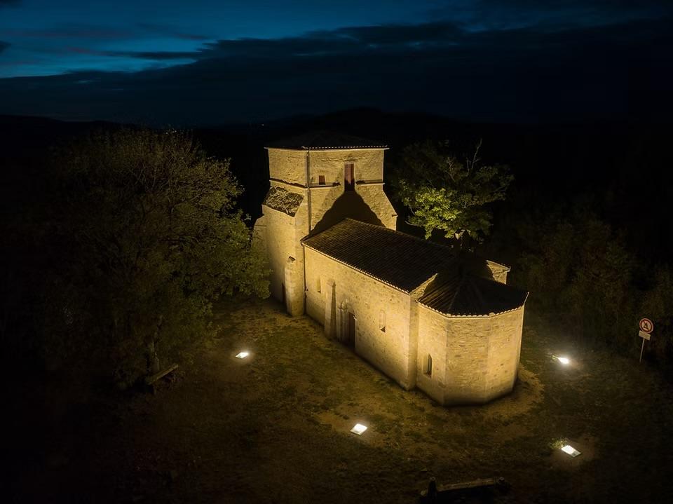 Chapelle éclairée de nuit, vue du ciel