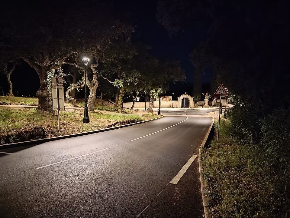 Route de nuit éclairée par des candélabres de style patrimonial, Gassin