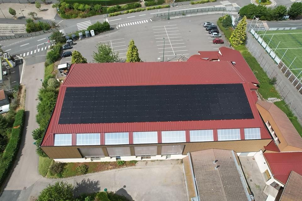 Toiture de gymnase équipée de panneaux photovoltaïques, vue du ciel