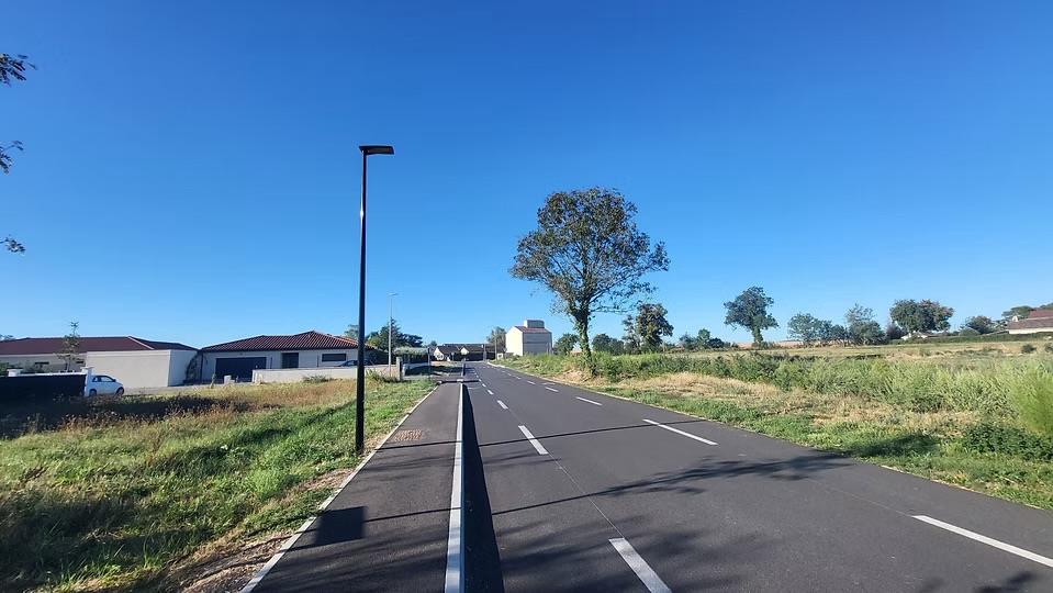 Route neuve équipée d'un mât d'éclairage